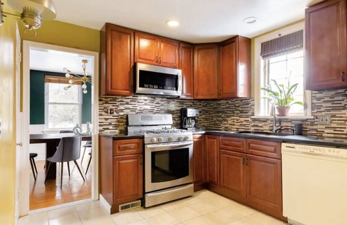 Ardmore House | Cozy, Driveway, & Convenient Trains