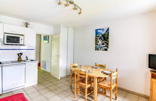 Cauterets Apartment | Cozy Duplex Chalet for 6 with Parking, Terrace, and Ski Shuttle Access