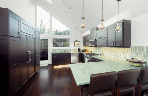 West End House | Cozy Duplex in Aspen, 4-bedroom - Close to Town!