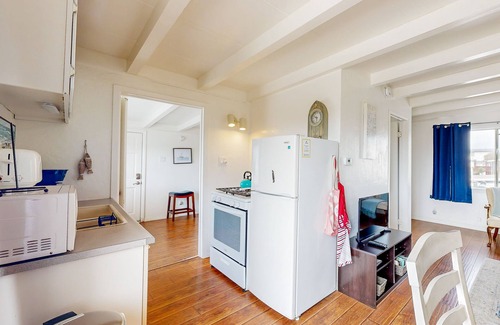 Pierpont Bay Apartment | Cozy duplex with oceanview balcony - steps to the beach