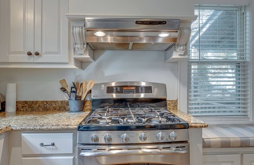 Rolling Acres Cottage | Cozy East Nashville Cottage: Walk To Restaurants, Local Hangs, 4 Mi to Downtown