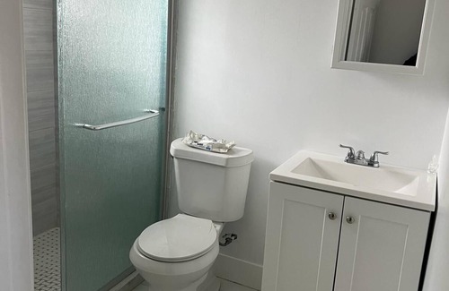 Edgewood House | Cozy Edgewood Hideaway - 8 mins from Airport - Sleeps 6 - Newly renovated.