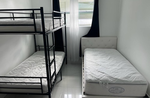 Edgewood House | Cozy Edgewood Hideaway - 8 mins from Airport - Sleeps 6 - Newly renovated.