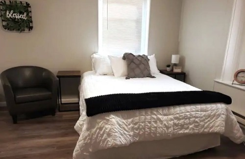 Quincy Apartment | Cozy Efficiency apt Great location, Wifi