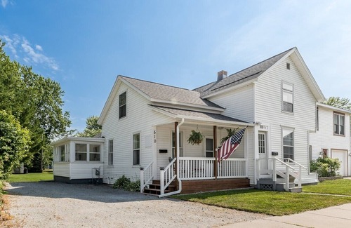 Grand Haven House | Cozy efficiency upper, a short walk downtown. Pet friendly with large backyard!