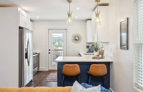 Powell House | Cozy, Elegant 3 Bedroom Townhouse with Romantic Vibe