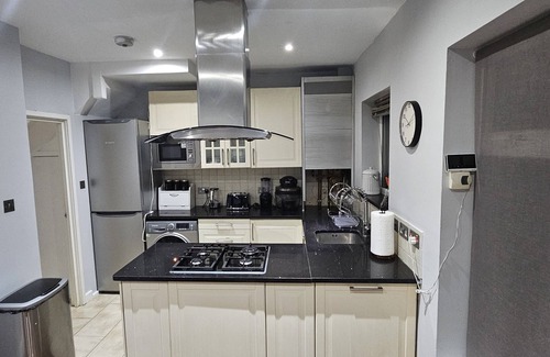 Colindale House | Cozy & Elegant 4 Bedroom Home Near Wembley