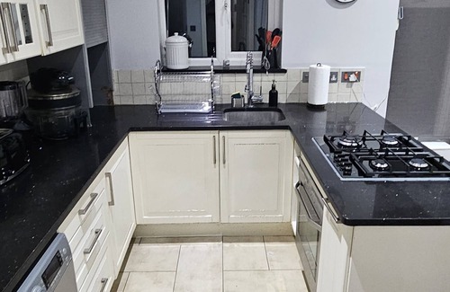 Colindale House | Cozy & Elegant 4 Bedroom Home Near Wembley