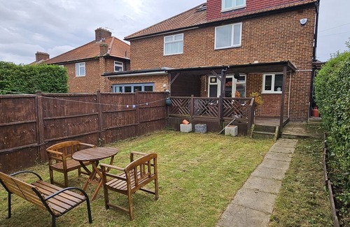 Colindale House | Cozy & Elegant 4 Bedroom Home Near Wembley