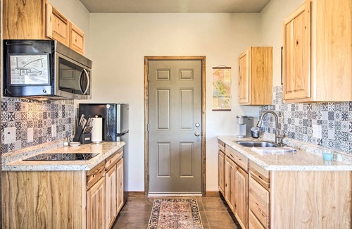 Elgin Apartment | Cozy Elgin Casita w/Gas Grill: Pets Welcome!