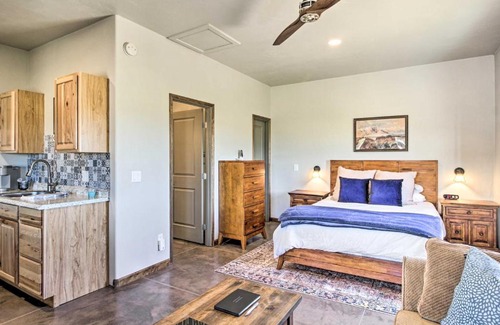 Elgin Apartment | Cozy Elgin Casita with Gas Grill Pets Welcome!