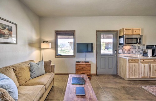 Elgin Apartment | Cozy Elgin Casita with Gas Grill Pets Welcome!