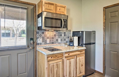 Elgin Apartment | Cozy Elgin Casita with Gas Grill Pets Welcome!