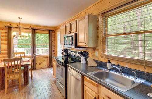 Eagle Mountain Cabin | Cozy Ellijay Cabin w/ Deck + Indoor Pool Access!