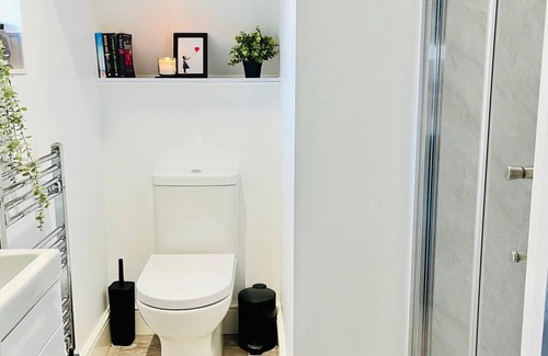 Bookham Cottage | Cozy en-suite with exclusive private entrance