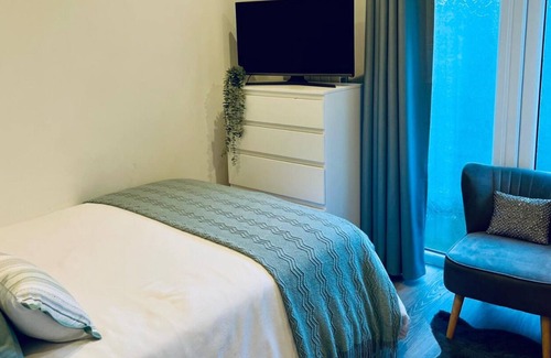 Bookham Cottage | Cozy en-suite with exclusive private entrance