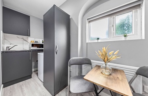 Feltham West Apartment | Cozy Ensuite Room In Feltham Hearthrow London Tw13