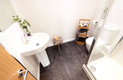 Leeds Apartment | Cozy entire home with 2 bedroom in Leeds