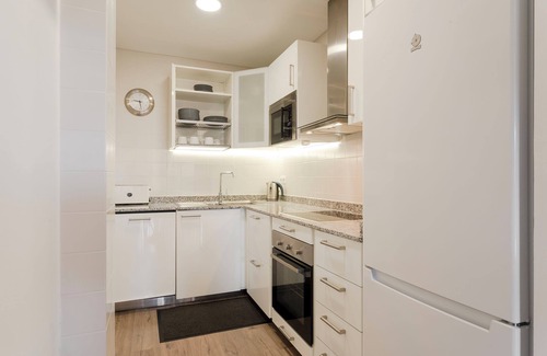 L'Hospitalet de Llobregat Apartment | Cozy Apartment near Fira Gran Via with AC