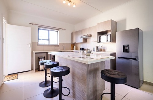 Greater Johannesburg Metropolitan Area Apartment | Cozy Escape: 2 Bedroom Apartment. Sleeps 4. Centrally located. Family-friendly.