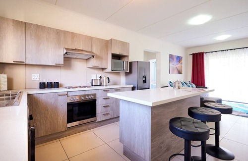 Greater Johannesburg Metropolitan Area Apartment | Cozy Escape: 2 Bedroom Apartment. Sleeps 4. Centrally located. Family-friendly.