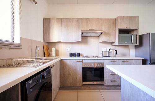 Greater Johannesburg Metropolitan Area Apartment | Cozy Escape: 2 Bedroom Apartment. Sleeps 4. Centrally located. Family-friendly.