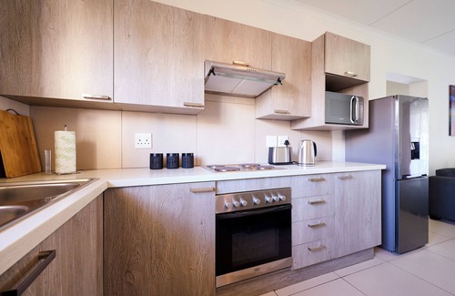 Greater Johannesburg Metropolitan Area Apartment | Cozy Escape: 2 Bedroom Apartment. Sleeps 4. Centrally located. Family-friendly.