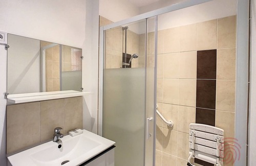 Lamalou-les-Bains Apartment | Cozy F2 in Lamalou-les-Bains, 150m from Thermal Baths, Pet Friendly, Free Parking, WiFi