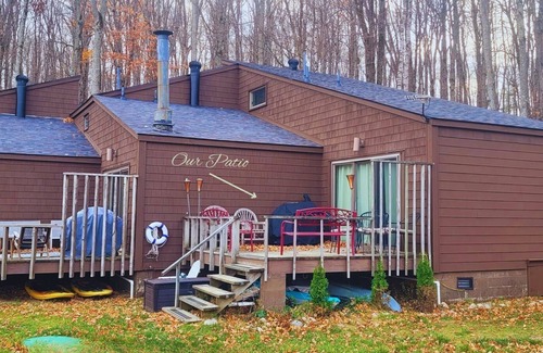 Gaylord Condo | Cozy Fall Townhome - Beautiful Lakefront Access in a Private, Rural Community