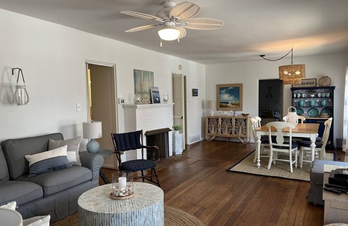 Glenwood Springs House | Cozy family cottage steps from Lake Geneva with lake view
