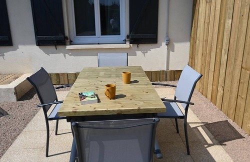 Villeneuve-sur-Allier Cottage | Cozy Family Home with Garden, Garage & Terrace near Moulins – Fully Equipped & Serene Retreat