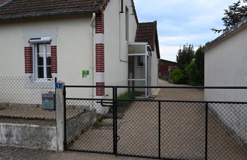 Villeneuve-sur-Allier Cottage | Cozy Family Home with Garden, Garage & Terrace near Moulins – Fully Equipped & Serene Retreat