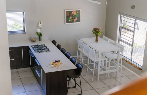 Melkbosstrand Cottage | Cozy family and pet friendly beach house - 500 m to the beach!