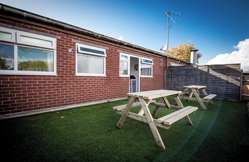 Cheadle Hulme Apartment | Cozy Family Apartment | Manchester Airport | Free Parking | Sleeps 8n