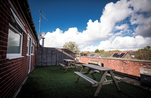 Cheadle Hulme Apartment | Cozy Family Apartment | Manchester Airport | Free Parking | Sleeps 8n