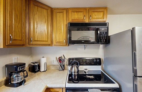 Winchester Bay House | Cozy family beach cottage w/hot tub, deck, WiFi, surfboard-walk to bay, Dogs ok