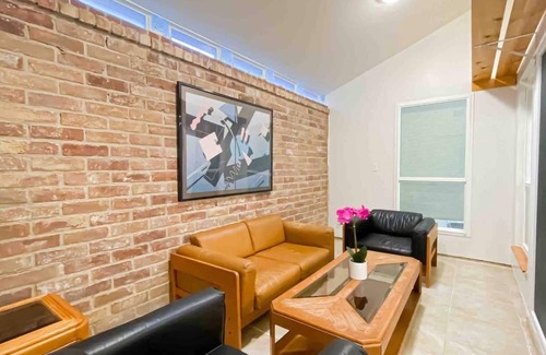 Clodine House | Cozy Family Bellaire Home Hosted by Cindy