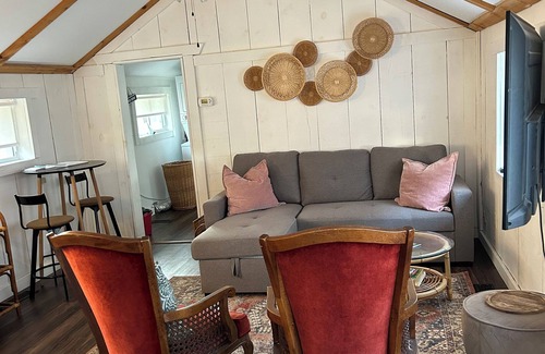 Leamington Cottage | Cozy family cottage steps away from Lake Erie & a quick drive to Point Pelee.