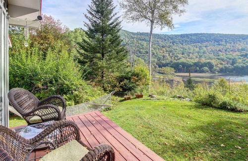 Plymouth Cottage | Cozy Family-friendly Cabin with Amazing Lake Views & Deck - Close to Slopes