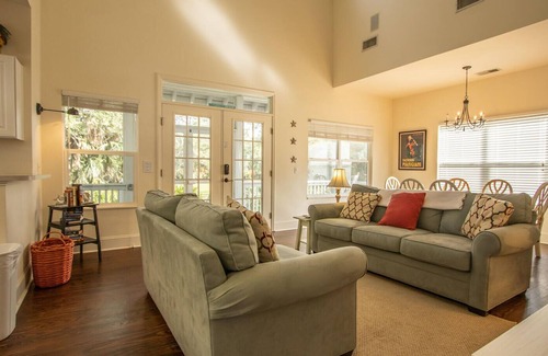 Saint Helena Island Cottage | Cozy Family Home w/ Golf Course Views & Wifi - Steps to Cabana Club & Marina