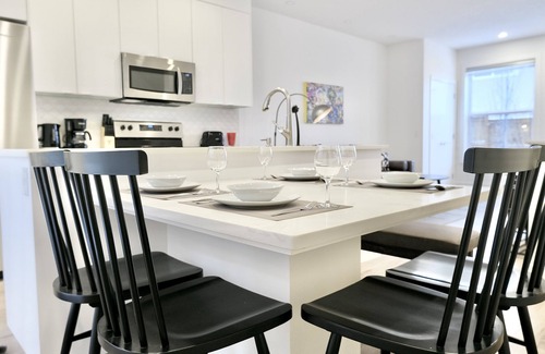 Bridgeland House | Cozy Family Home/Downtown Calgary/Free Parking/Enclosed Garage/Pet Friendly n