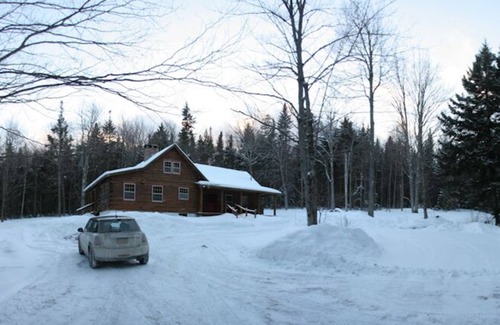 West Dover Cabin | Cozy Family Log Cabin - 3/4 Mile to Mt Snow