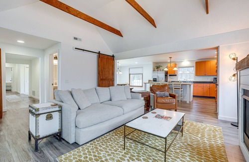 Paw Paw Lake Cottage | Cozy Family Retreat w/Fireplace, Near Wineries!