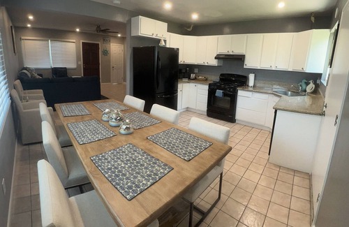 Imperial Beach House | Cozy Family-sized House- 5 minutes to Coronado & Imperial Beach!