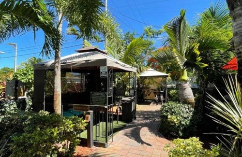 Dania Beach Apartment | Cozy Family Studio at Sheridan Guesthouse with Pool