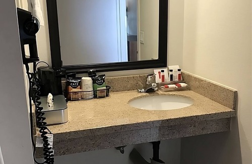 Torrance Hotel | Cozy Family Unit! Pool, Restaurant