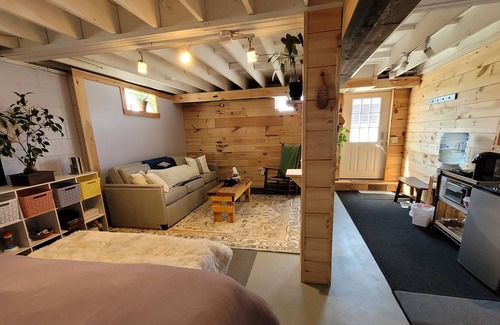 Suttons Bay Apartment | Cozy Farm Setting in Wine Country