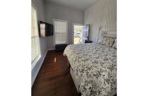Government Hill Apartment | Cozy Farm Style Apt. Conveniently Located Downtown