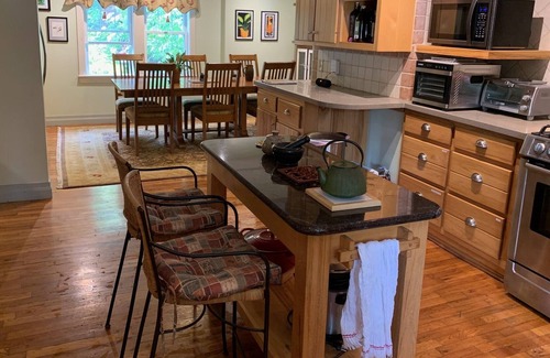 Lansing Other | Cozy farmhouse 10 min from Lansing, Grayson Highlands and the VA Creeper Trail