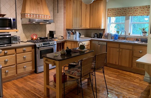 Lansing Other | Cozy farmhouse 10 min from Lansing, Grayson Highlands and the VA Creeper Trail